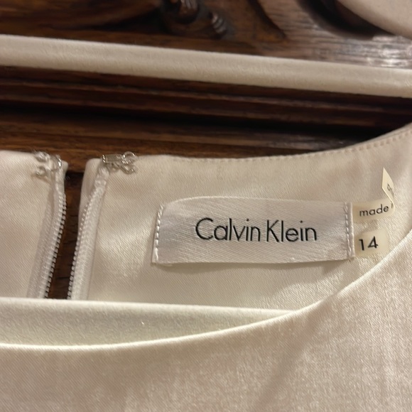 While sleeveless dresses - Picture 4 of 8